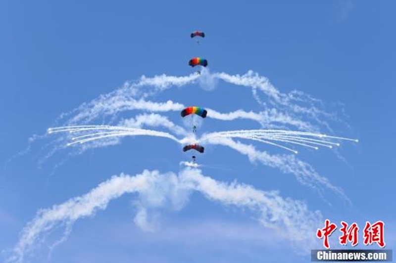 Un merveilleux spectacle d'aviation sportive se déroule dans le bourg aéronautique de Tongping, dans le comté de Ji'an de la province du Jiangxi (sud-est de la Chine). (Liu Zhankun / China News Service)