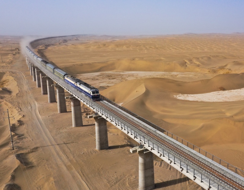 C'est aujourd'hui : la première boucle ferroviaire du désert au monde entre en service en Chine !