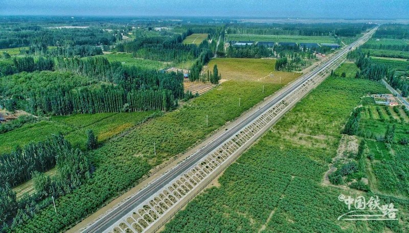 C'est aujourd'hui : la première boucle ferroviaire du désert au monde entre en service en Chine !