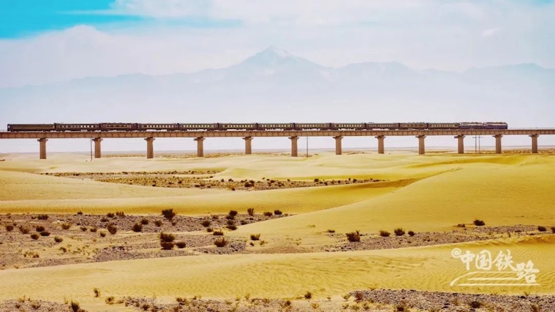 C'est aujourd'hui : la première boucle ferroviaire du désert au monde entre en service en Chine !