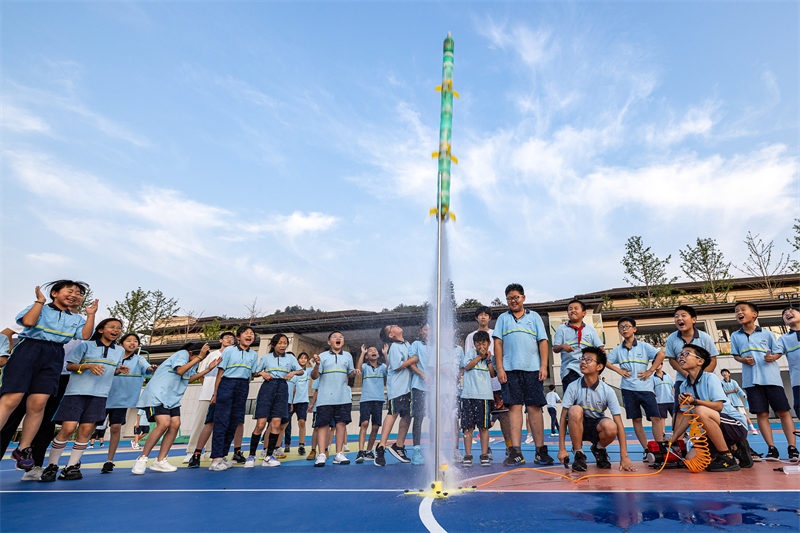 Zhejiang : des élèves fabriquent des fusées à eau à la poursuite d'un rêve spatial à Huzhou