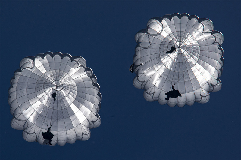 Les forces parachutistes chinoises s'entra?nent en vue de perfectionner leurs compétences de combat aéroporté