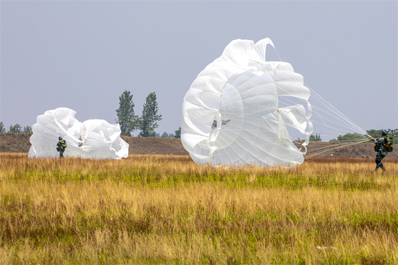 Les forces parachutistes chinoises s'entra?nent en vue de perfectionner leurs compétences de combat aéroporté