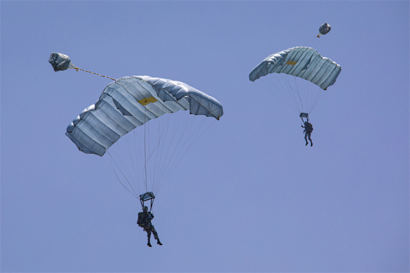 Les forces parachutistes chinoises s'entra?nent en vue de perfectionner leurs compétences de combat aéroporté