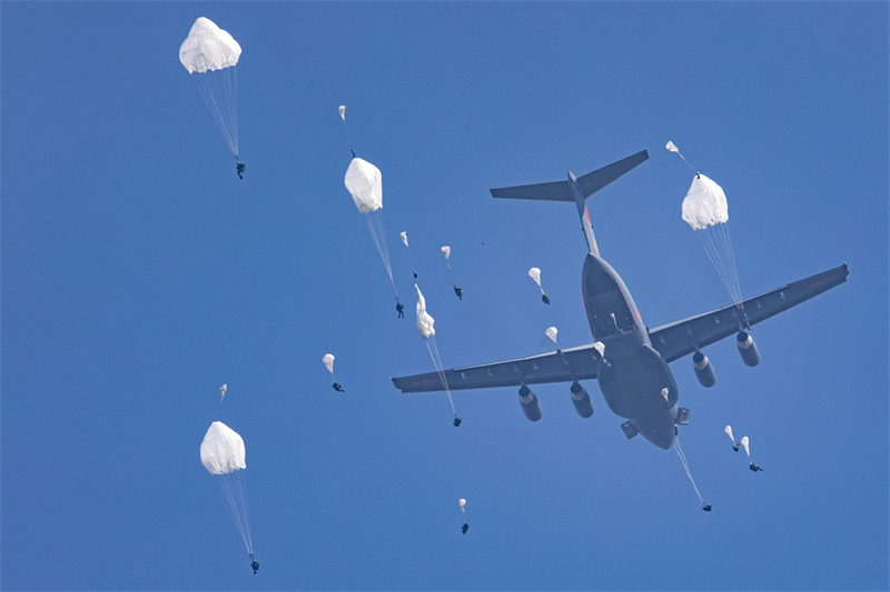 Les forces parachutistes chinoises s'entra?nent en vue de perfectionner leurs compétences de combat aéroporté