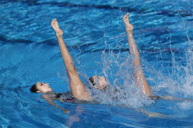 Des s?urs jumelles chinoises décrochent leur troisième médaille d'or en natation artistique aux Mondiaux de Budapest