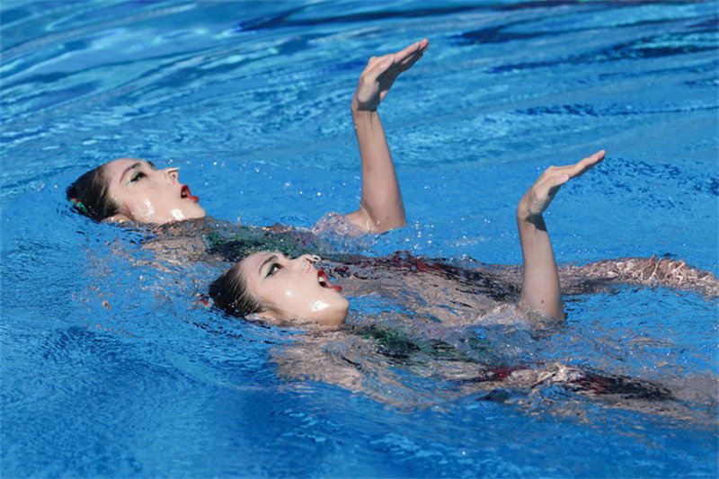 Des s?urs jumelles chinoises décrochent leur troisième médaille d'or en natation artistique aux Mondiaux de Budapest