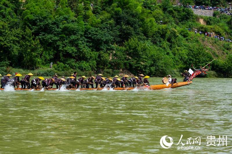 Guizhou : les Miao célèbrent le festival des bateaux-dragons en cano? à Taijiang