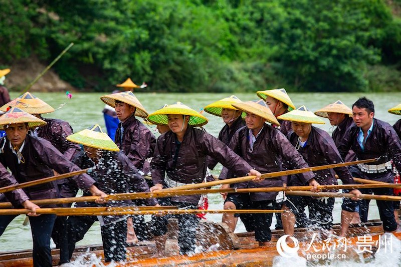 Guizhou : les Miao célèbrent le festival des bateaux-dragons en cano? à Taijiang