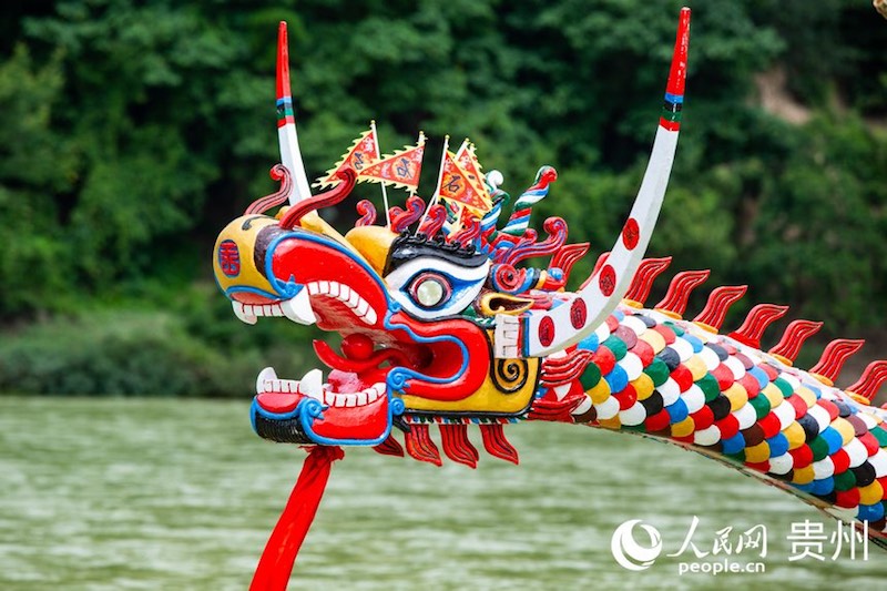 Guizhou : les Miao célèbrent le festival des bateaux-dragons en cano? à Taijiang