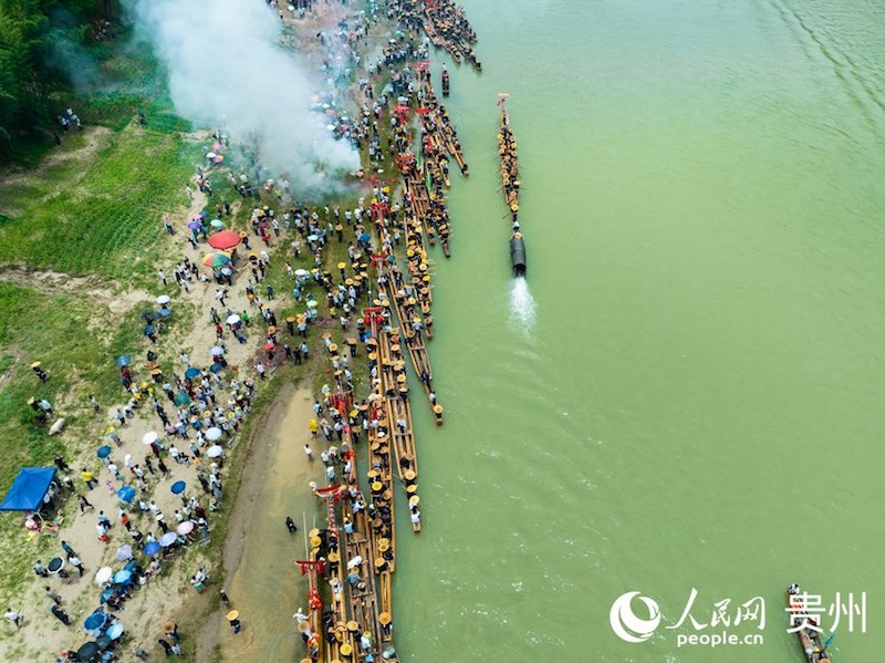 Guizhou : les Miao célèbrent le festival des bateaux-dragons en cano? à Taijiang