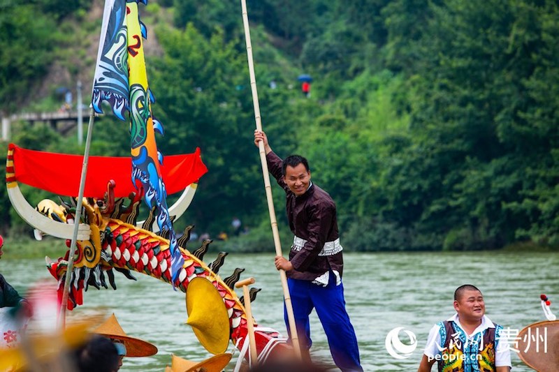 Guizhou : les Miao célèbrent le festival des bateaux-dragons en cano? à Taijiang