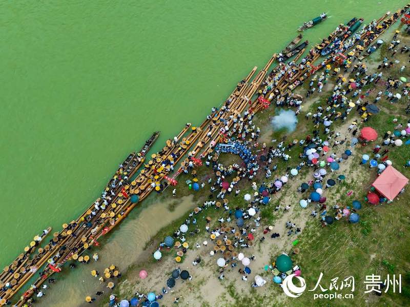 Guizhou : les Miao célèbrent le festival des bateaux-dragons en cano? à Taijiang