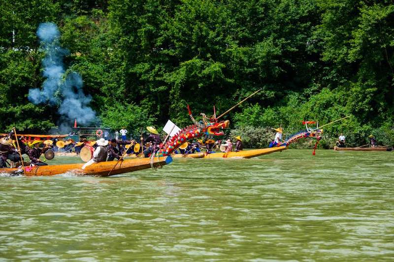 Guizhou : les Miao célèbrent le festival des bateaux-dragons en cano? à Taijiang