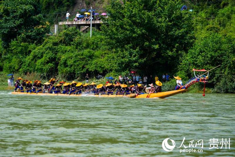 Guizhou : les Miao célèbrent le festival des bateaux-dragons en cano? à Taijiang