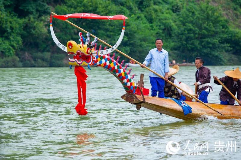 Guizhou : les Miao célèbrent le festival des bateaux-dragons en cano? à Taijiang