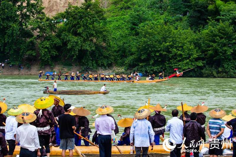 Guizhou : les Miao célèbrent le festival des bateaux-dragons en cano? à Taijiang