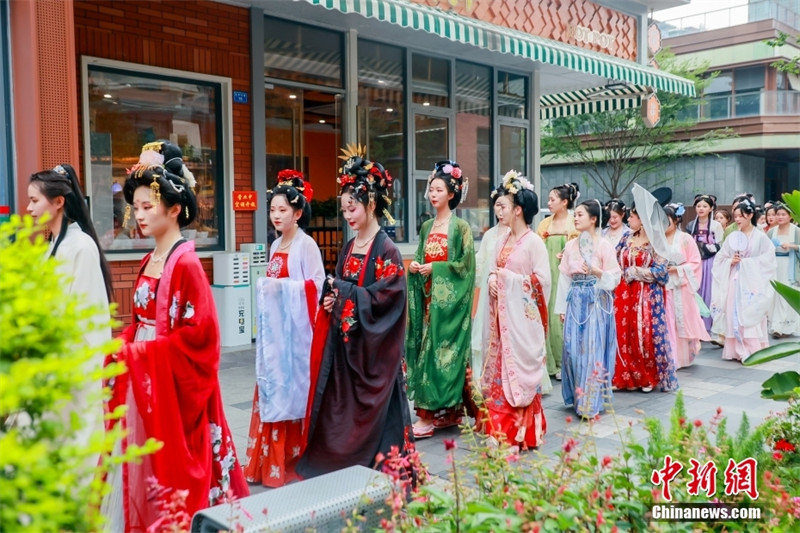 Un défilé de Hanfu organisé dans une rue de Chengdu