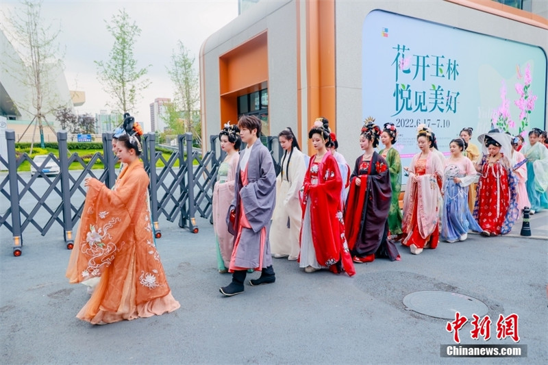 Un défilé de Hanfu organisé dans une rue de Chengdu