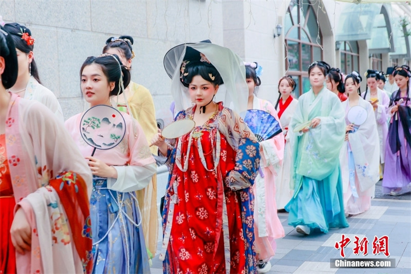 Un défilé de Hanfu organisé dans une rue de Chengdu