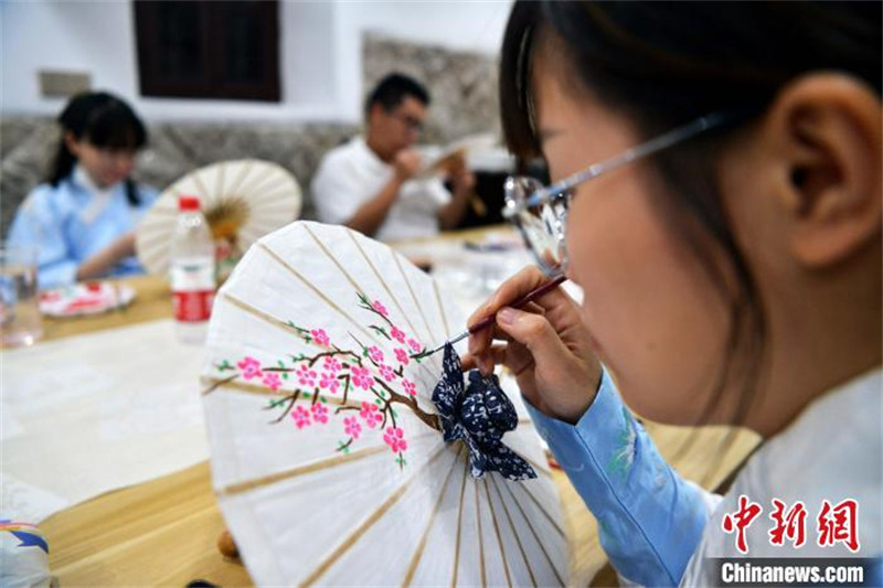 Fujian : des étudiants des deux c?tés du détroit de Taiwan apprennent à fabriquer des parapluies en papier huilé à Fuzhou