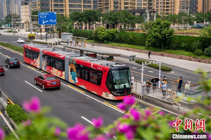 Sichuan : mise à l'essai de trains intelligents sans rails à Chengdu