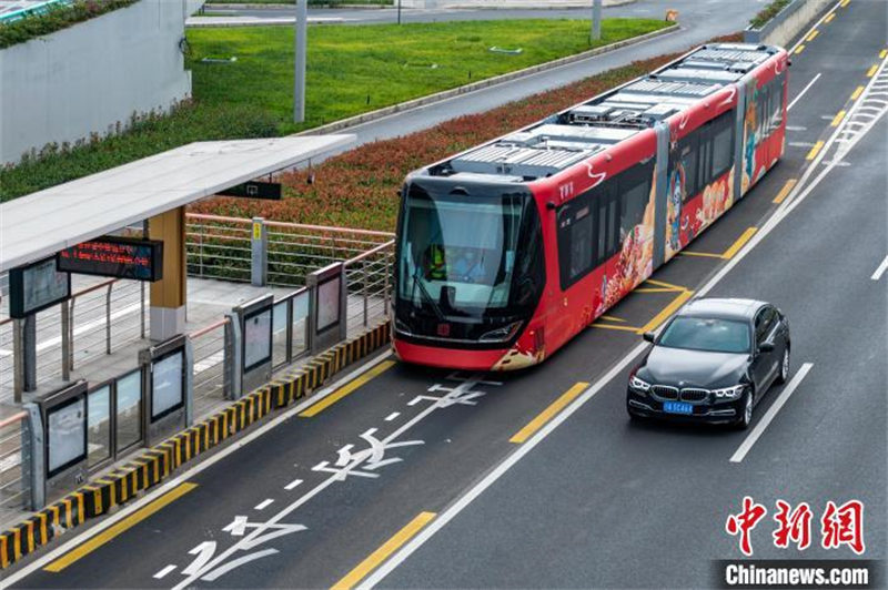 Sichuan : mise à l'essai de trains intelligents sans rails à Chengdu