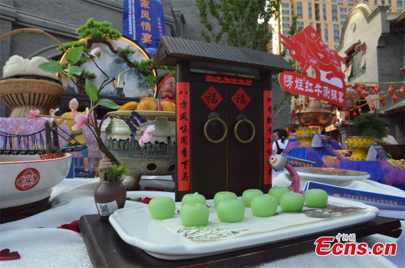 Gansu : un banquet de 45 mètres de long préparé pour le Festival de la gastronomie de Lanzhou