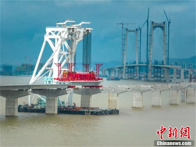 Guangdong : plus de 60% de la construction de la poutre-caisson d'un pont offshore achevée dans le canal Shenzhen-Zhongshan