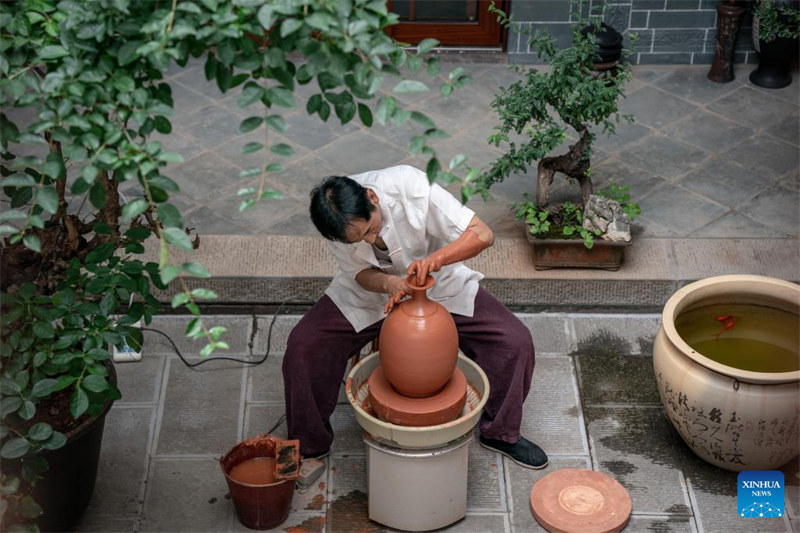 Un artisan fait rayonner les techniques traditionnelles de fabrication de poteries