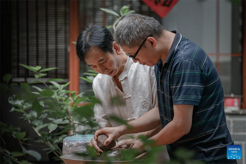 Un artisan fait rayonner les techniques traditionnelles de fabrication de poteries