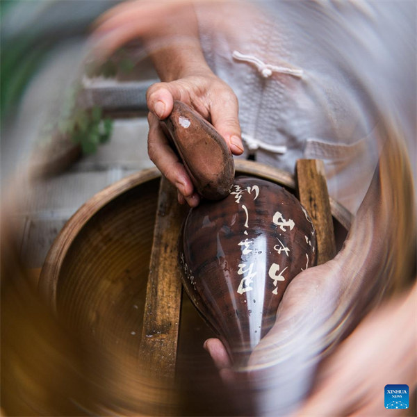 Un artisan fait rayonner les techniques traditionnelles de fabrication de poteries