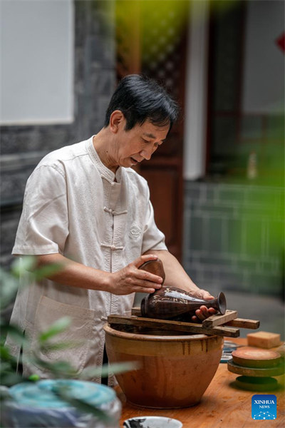 Un artisan fait rayonner les techniques traditionnelles de fabrication de poteries