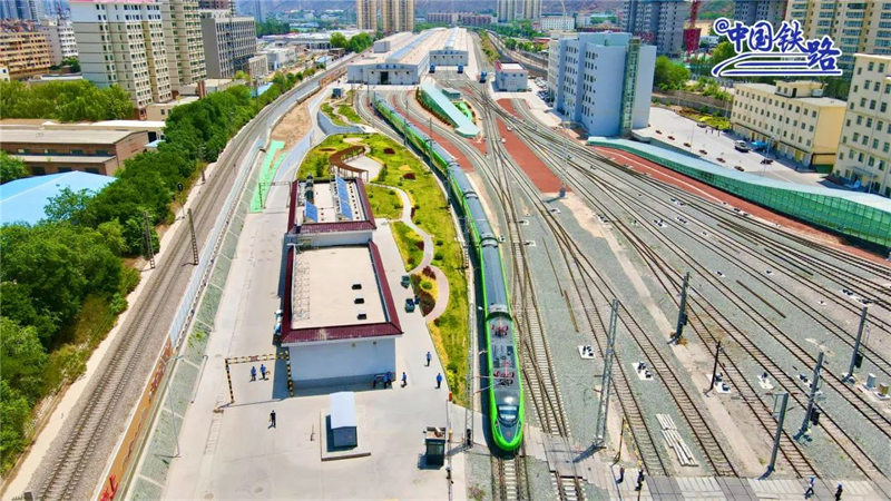 Un spa en 10 minutes ! Le ? titan vert du rail ? prend une douche avec son ? arsenal magique?