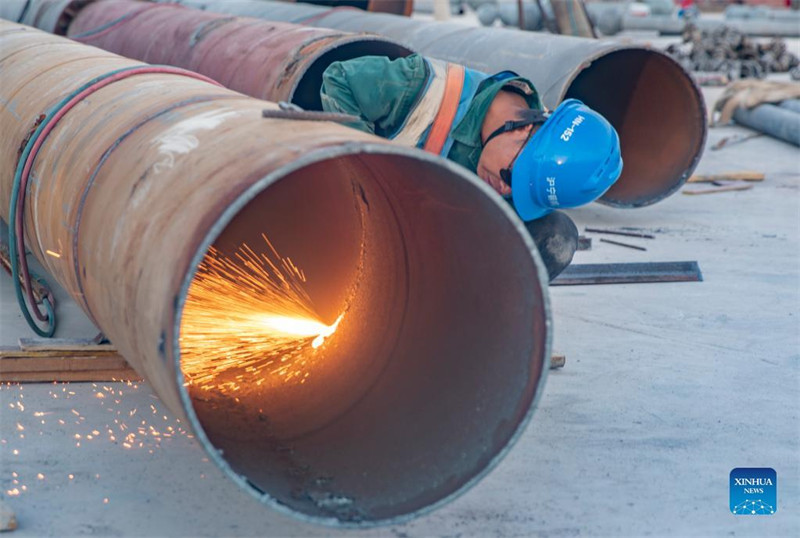 Chongqing : des ouvriers travaillent sur le chantier de construction du projet de terminal T3B de l'aéroport international de Jiangbei