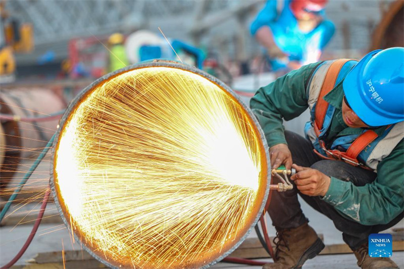 Chongqing : des ouvriers travaillent sur le chantier de construction du projet de terminal T3B de l'aéroport international de Jiangbei