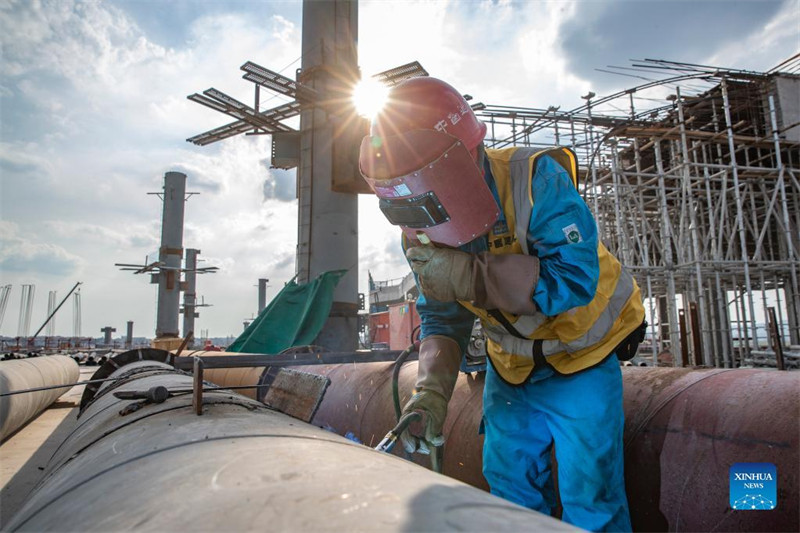 Chongqing : des ouvriers travaillent sur le chantier de construction du projet de terminal T3B de l'aéroport international de Jiangbei