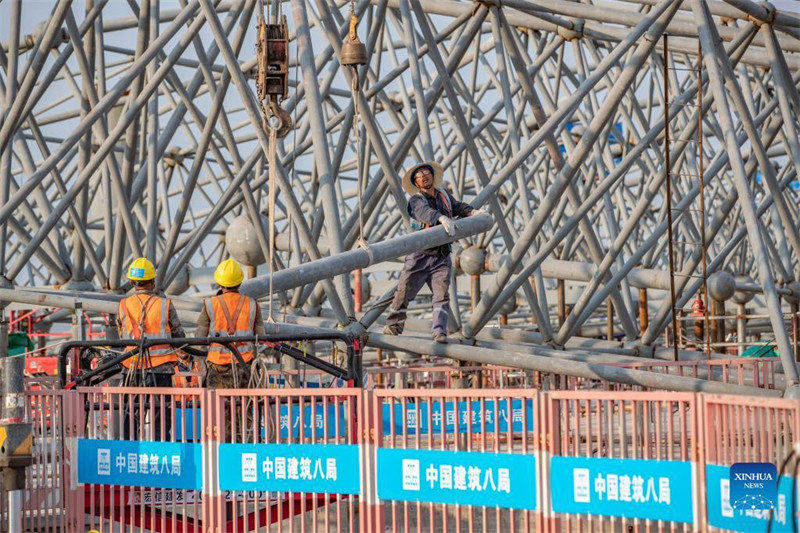 Chongqing : des ouvriers travaillent sur le chantier de construction du projet de terminal T3B de l'aéroport international de Jiangbei