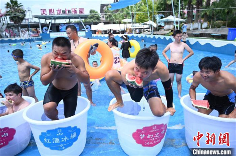 Des habitants de Chongqing mangent des pastèques assis dans des seaux de glace