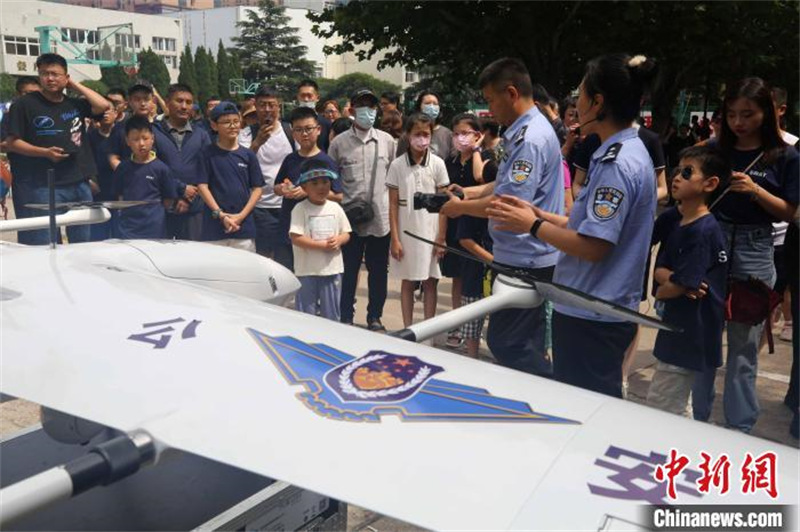 Shandong : la ? Journée portes ouvertes du camp de police ? attire plus de 100 personnes à Qingdao