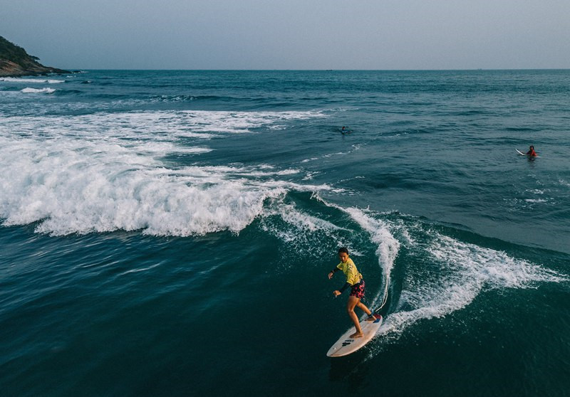 C'est le bon moment pour le surf d'été à Hainan