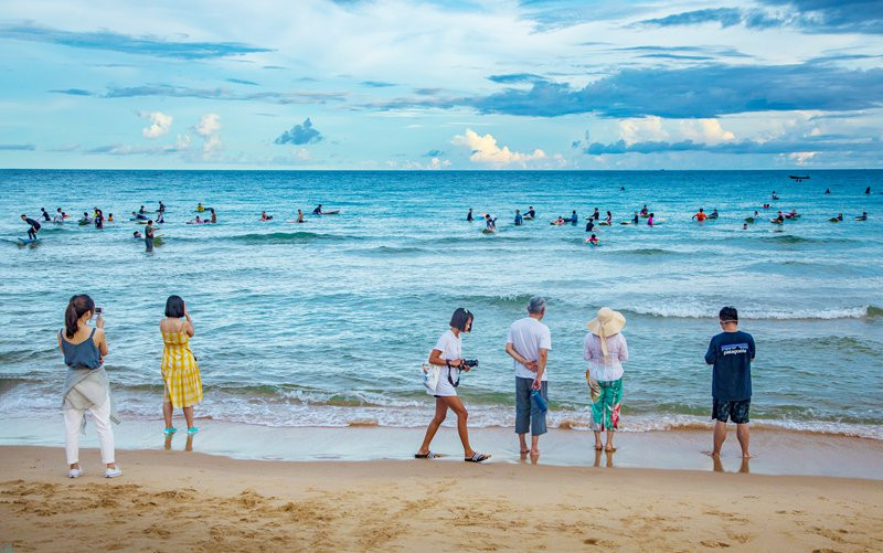 C'est le bon moment pour le surf d'été à Hainan