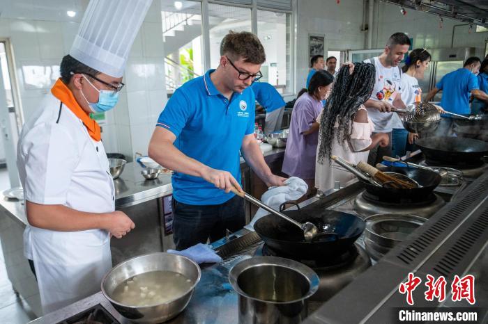 Sichuan: 48 enseignants et étudiants étrangers apprennent le tissage du bambou et la cuisine du Sichuan pour découvrir le charme de la culture de Bashu