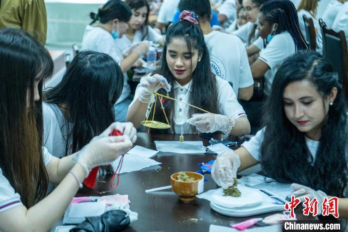 Sichuan: 48 enseignants et étudiants étrangers apprennent le tissage du bambou et la cuisine du Sichuan pour découvrir le charme de la culture de Bashu