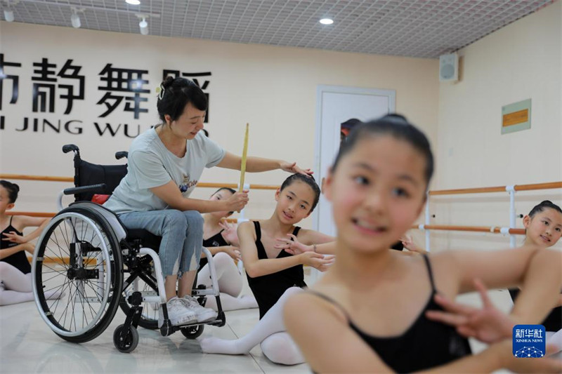 Une danseuse en fauteuil roulant