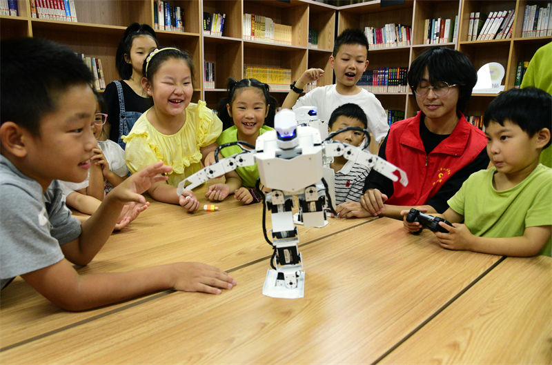 Jiangsu : des enfants passent de bonnes vacances d'été en jouant avec des robots à Zhenjiang