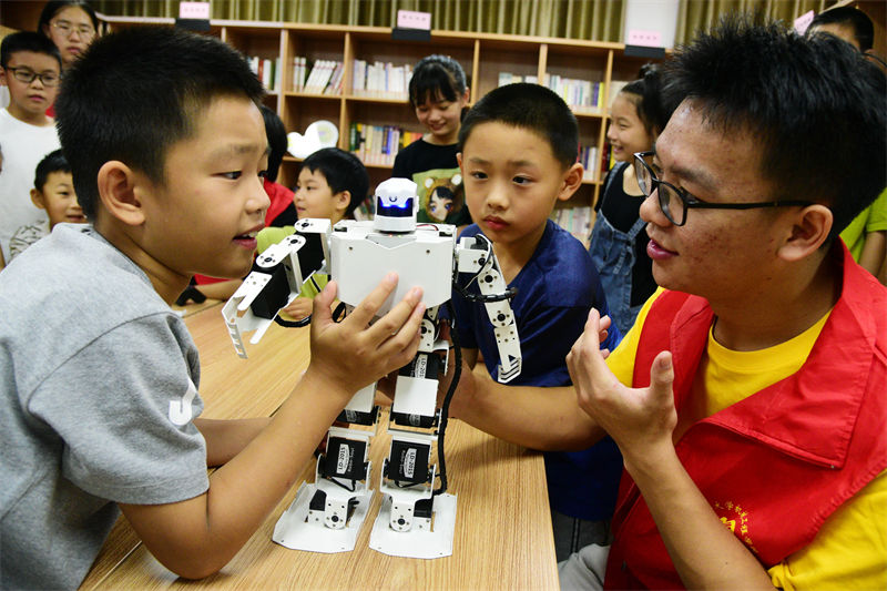 Jiangsu : des enfants passent de bonnes vacances d'été en jouant avec des robots à Zhenjiang