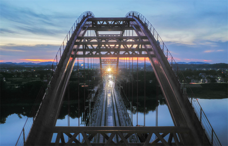 Hunan : fin des travaux de jonction de la ligne ferroviaire à grande vitesse Changde-Yiyang-Changsha