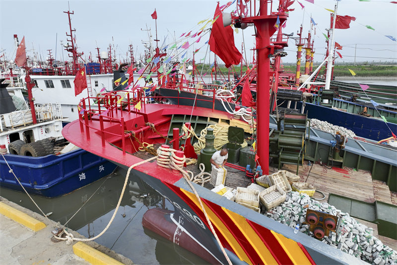 Jiangsu : les pêcheurs se préparent en attendant la réouverture saisonnière de la pêche à Lianyungang