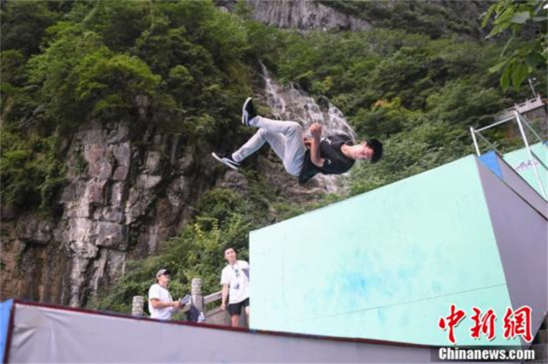 Hunan: 69 champions de parkour du pays montrent leurs compétences sur ? l'escalier du ciel ? de Zhangjiajie